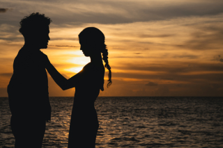 明るい青空ビーチからロマンティックなサンセットフォトへ、ブラックドレスにチェンジ