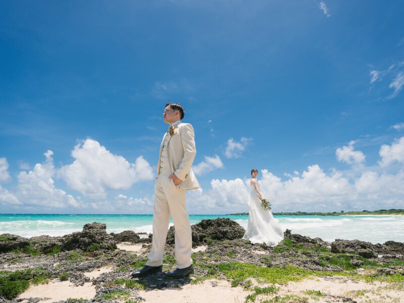 ビーチの岩場で