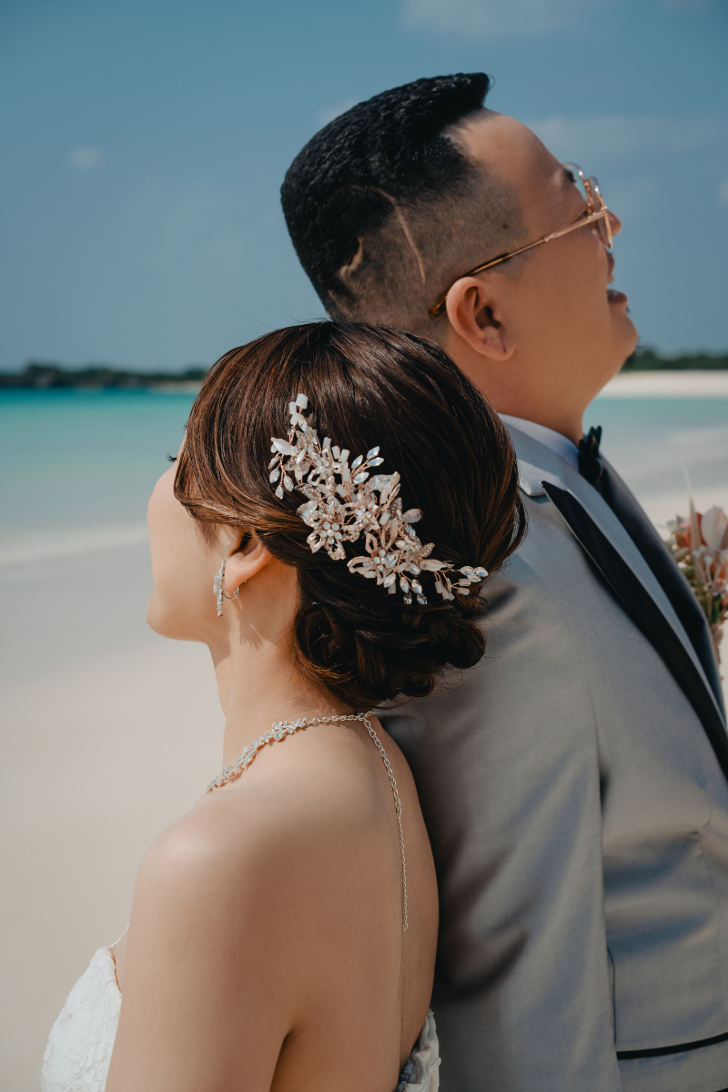 背を向け合うお二人♡