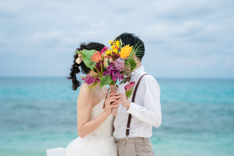 ブーケで顔を隠して♪