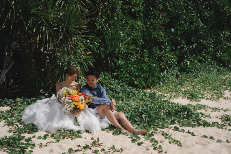 ビーチサイドのグリーンに包まれた、座りポージング