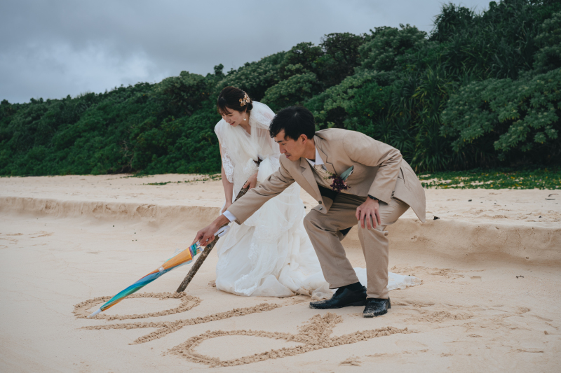 砂浜に文字を書いて