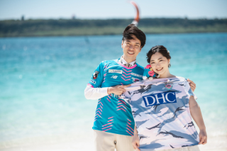 ビーチで推しアイテム撮影