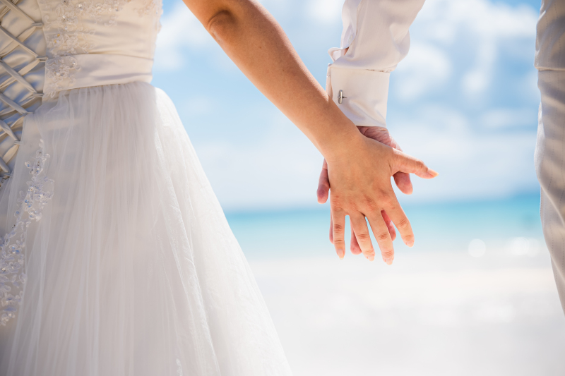 手と手をつないで。