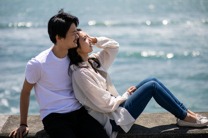 自然の空気と太陽の光、そしてこれから歩む二人の人生を１枚の写真に閉じ込めて。将来見返した時にお二人が笑顔になれるような、時代の流行に左右されないオーセンティックでタイムレスな表現を常に心がけています。