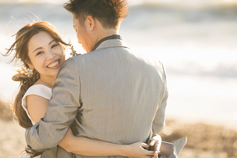 写真1枚1枚にメッセージをこめて。圧倒的なコミュニケーション能力で、明るいムードを作り出すtetsu。お二人の感情や魅力を最大限に引き出したその瞬間を、ドラマティックに切り取るテクニックに身を任せて。