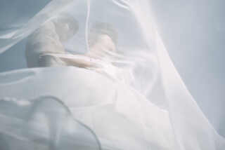 お二人の表情に込めたその瞬間の感情を何十年後にも感じてほしい。お二人の体温が伝わってくるような瞬間を切り取るオリジナリティーあふれるセンス。誰にも似ていない、お二人だけのウェディングフォトなら任せて。