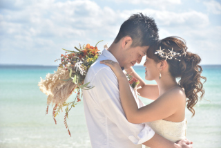 柔らかな光と自然な笑顔が美しいウェディングフォト。