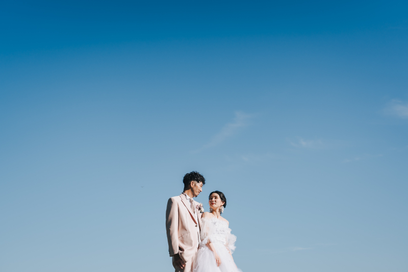 見慣れた景色に光を捉えるプロフェッショナルの眼。一目でmuraiさんの写真だと分かる柔らかな光と色彩の表現で、まるで映画のワンシーンのような雰囲気のウェディングフォト。何気ない瞬間をドラマティックに。