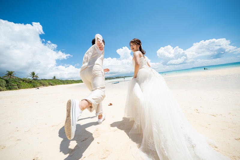 ウェディングフォトグラファーとしての実績が豊富な彼はおふたりの雰囲気に合わせて楽しませる、そんなスキルも高い!