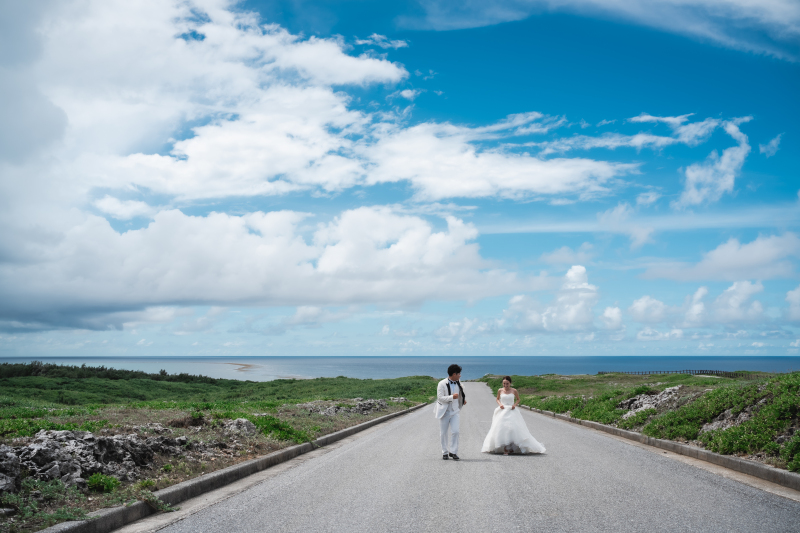 ☆アルバム付☆【青空ビーチ &ダイナミック崖フォト】《2ロケともにドローン写真&動画付!》ブーケ&衣裳チェンジも可能!
