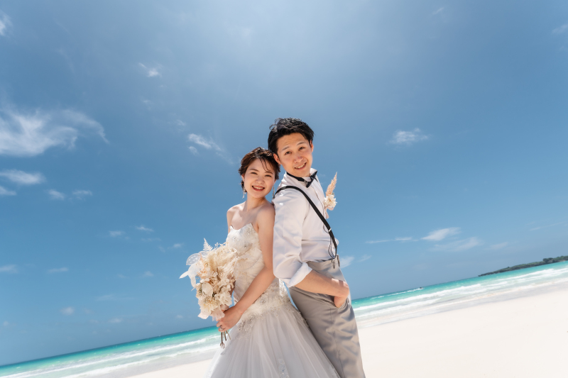 【青空ビーチ &ダイナミック崖フォト】《2ロケともにドローン写真&動画付!》ブーケ&衣裳チェンジも可能!