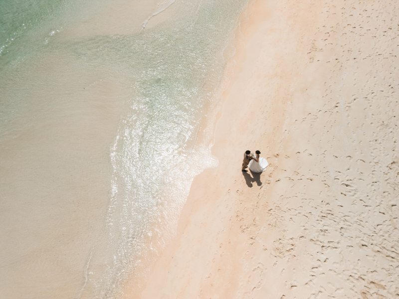 ☆アルバム付☆【青空ビーチ&サンセットフォト】《ドローン動画付&2着目ドレス無料》ヘアチェンジもプレゼント♪