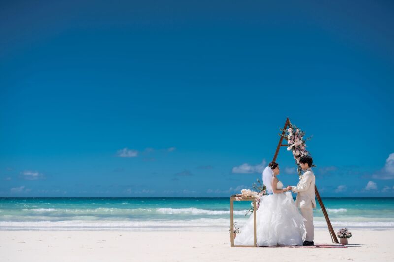 9月~11月限定【感動のビーチウエディングフォト】《ドローン写真&動画付》ドレス・ヘアメイク・ブーケ全てコミ!<贅沢90分撮影>