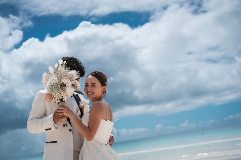 ☆アルバム付☆【青空ビーチ &ダイナミック崖フォト】《2ロケともにドローン写真&動画付!》ブーケ&衣裳チェンジも可能!