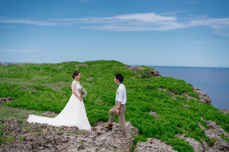【青空ビーチ &ダイナミック崖フォト】《2ロケともにドローン写真&動画付!》ブーケ&衣裳チェンジも可能!