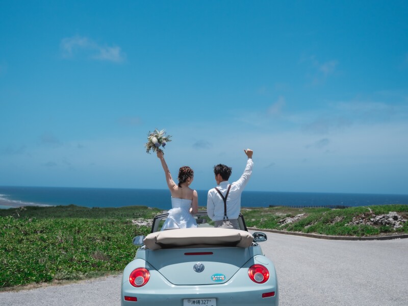 【青空ビーチ &レンタカーフォト】《2ロケともにドローン写真&動画付!》衣裳+メイク+ブーケ込!