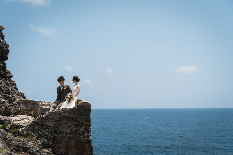 【青空ビーチ &ダイナミック崖フォト】《2ロケともにドローン写真&動画付!》ブーケ&衣裳チェンジも可能!