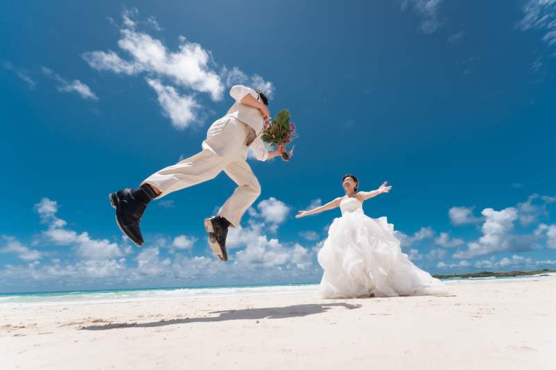 9月~11月限定【感動のビーチウエディングフォト】《ドローン写真&動画付》ドレス・ヘアメイク・ブーケ全てコミ!<贅沢90分撮影>