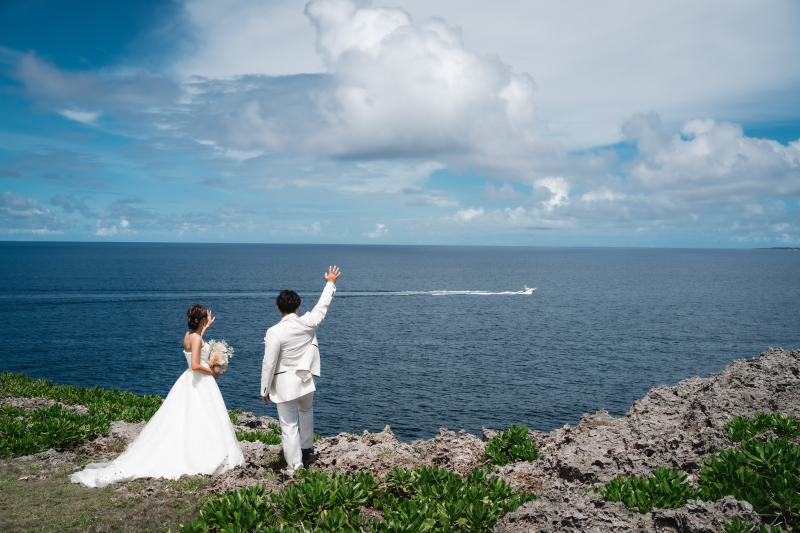 ☆アルバム付☆【青空ビーチ &ダイナミック崖フォト】《2ロケともにドローン写真&動画付!》ブーケ&衣裳チェンジも可能!