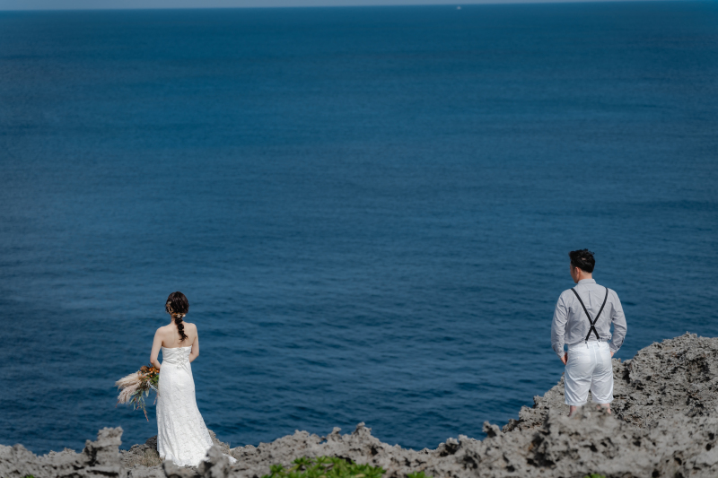 【青空ビーチ &ダイナミック崖フォト】《2ロケともにドローン写真&動画付!》ブーケ&衣裳チェンジも可能!