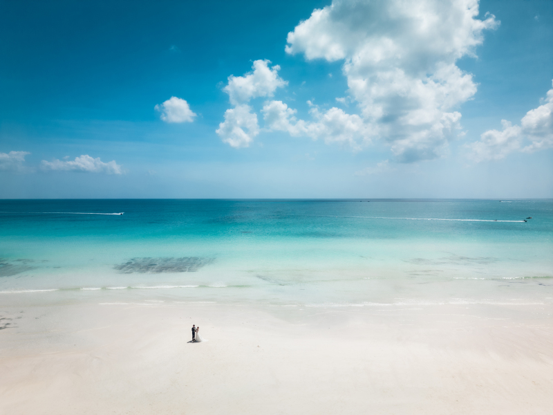 ☆アルバム付☆【青空ビーチ &ナチュラルフォト】《ドローン写真&動画付!》ブーケ&衣裳チェンジも可能!