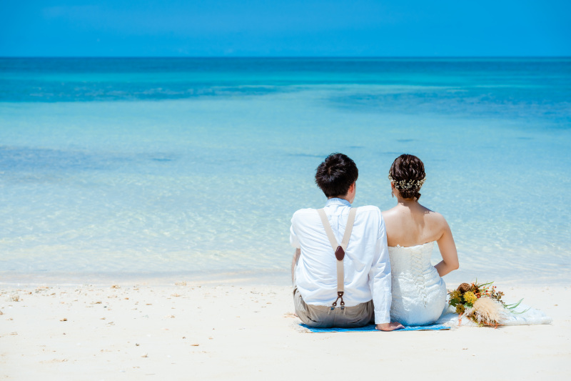 【青空ビーチ &ダイナミック崖フォト】《2ロケともにドローン写真&動画付!》ブーケ&衣裳チェンジも可能!