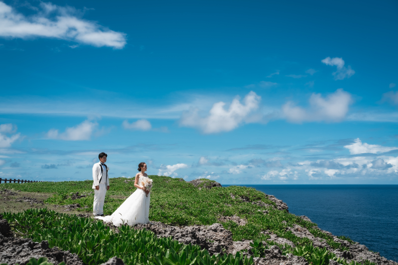 ☆アルバム付☆【青空ビーチ &ダイナミック崖フォト】《2ロケともにドローン写真&動画付!》ブーケ&衣裳チェンジも可能!