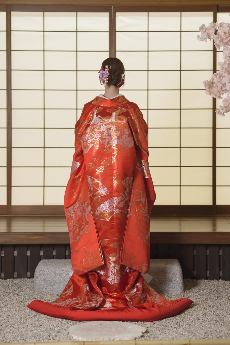 色打掛の美しさが際立つ、華やかな後ろ姿