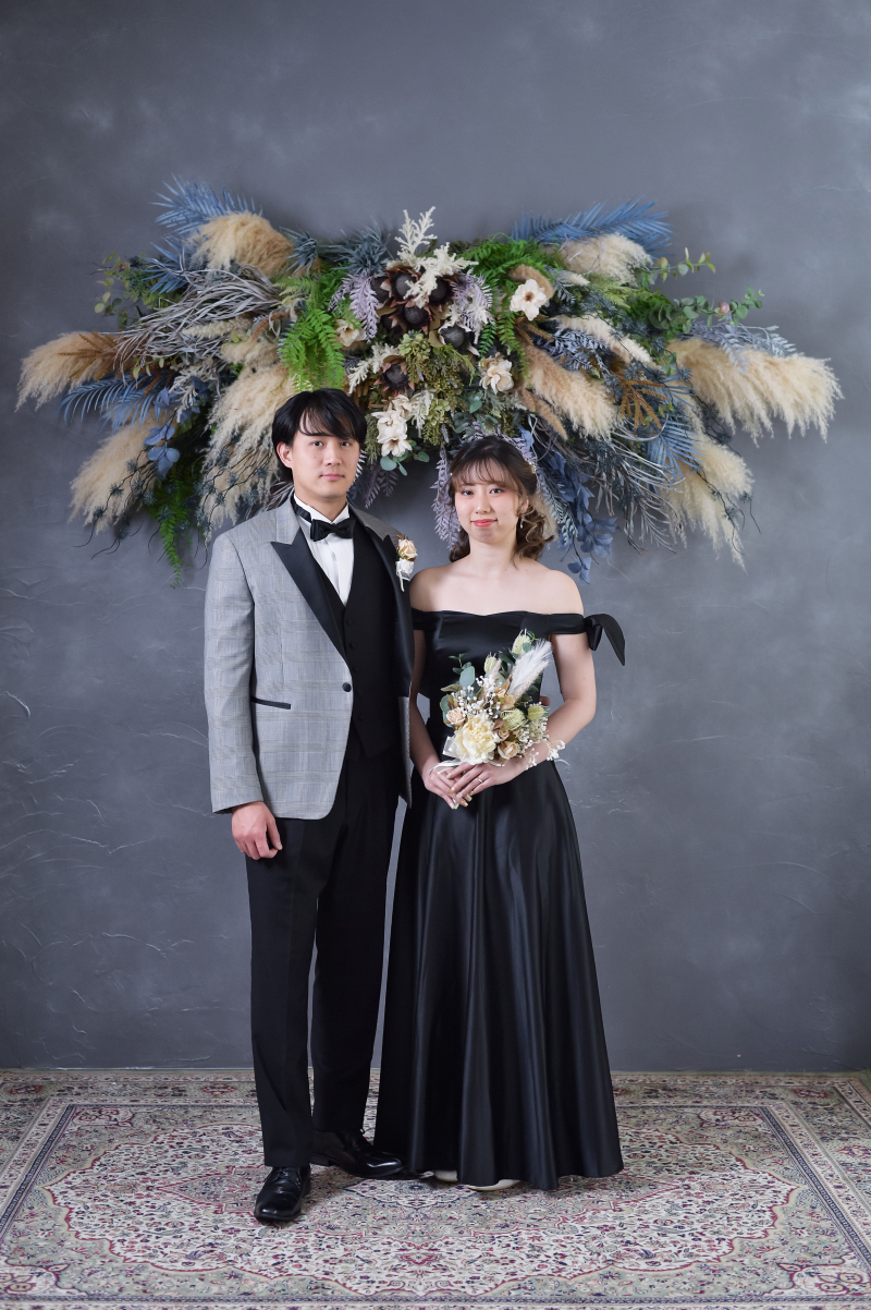 ブラックドレスとグレータキシードでシックに