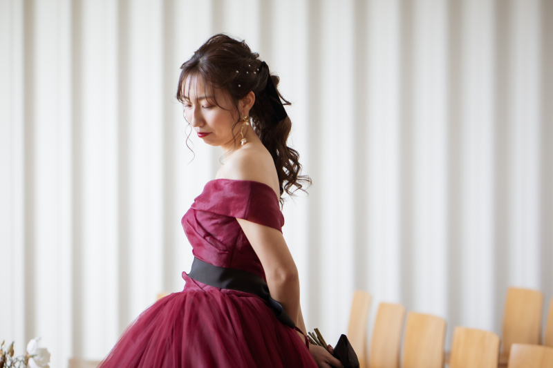深紅のドレスで、大人っぽく