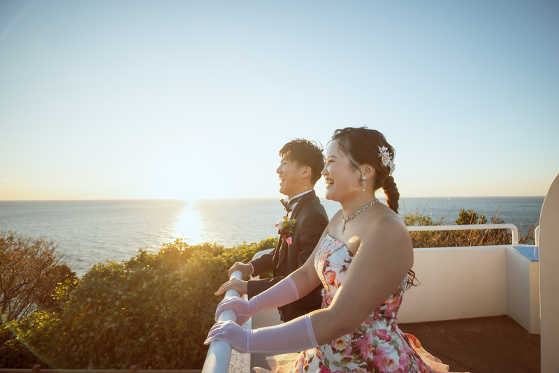 夕陽と笑顔輝くふたり