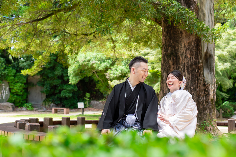 木陰でこぼれる幸せな笑い声