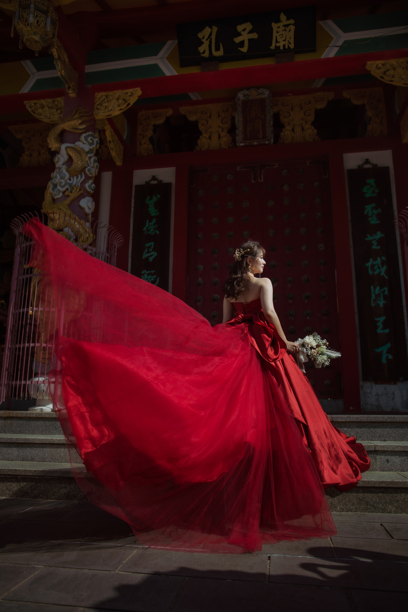 ドレスをなびかせて