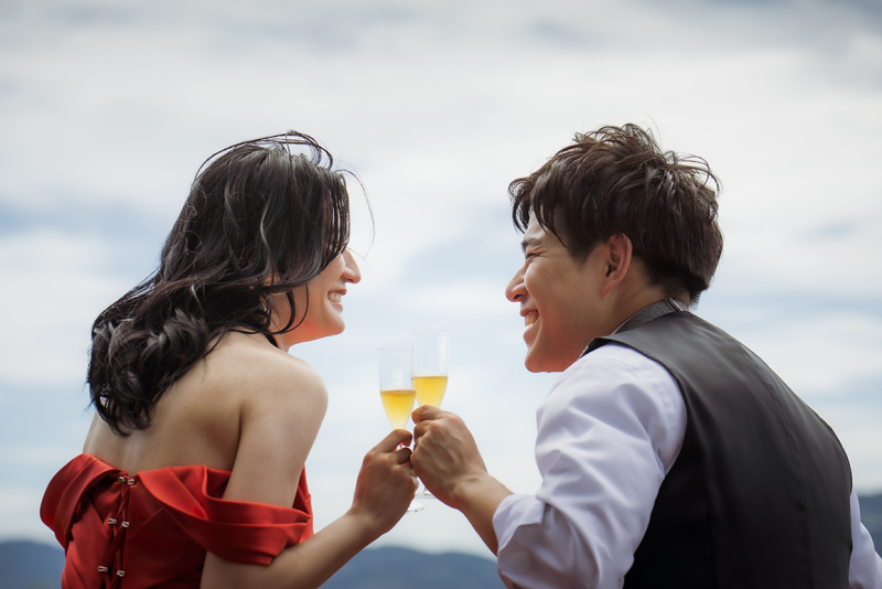 祝福のグラスに映る未来の輝き