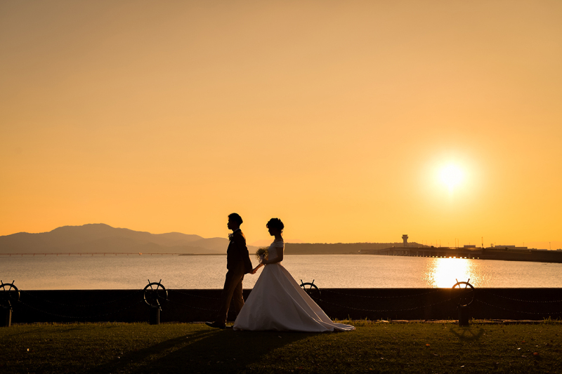 夕陽に包まれる二人のシルエット