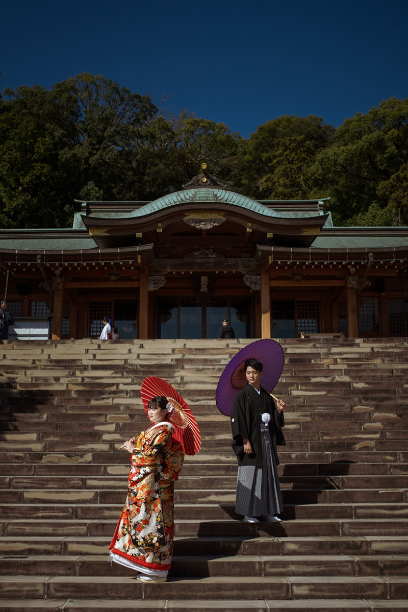 伝統美に包まれた神社の階段