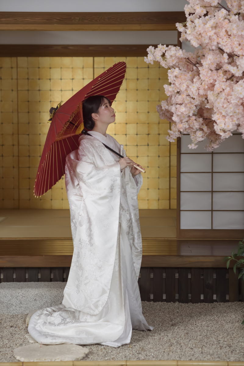 桜に映える白無垢姿