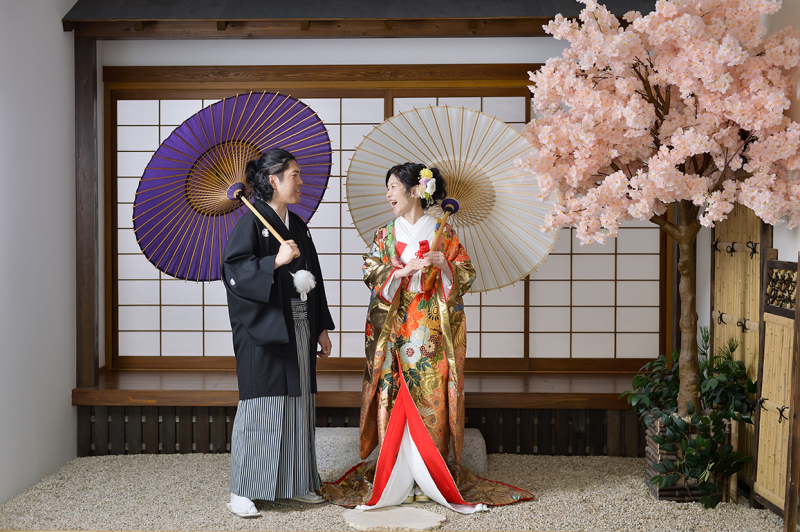 和傘の下で交わす笑顔のひととき