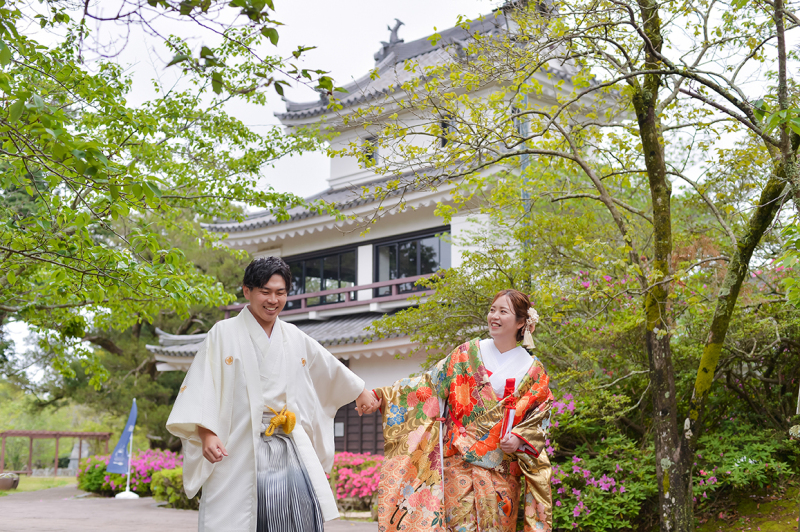 お城を背に、幸せ満開
