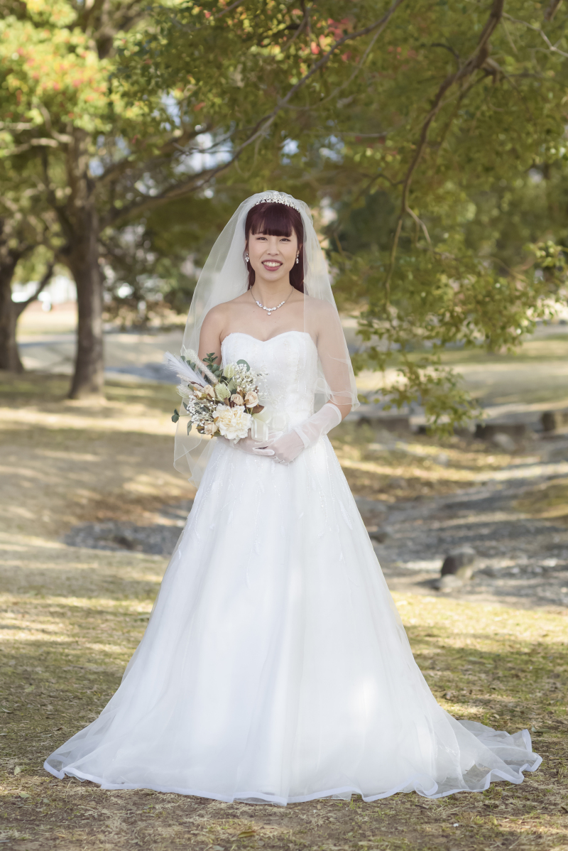 木漏れ日に包まれる花嫁姿