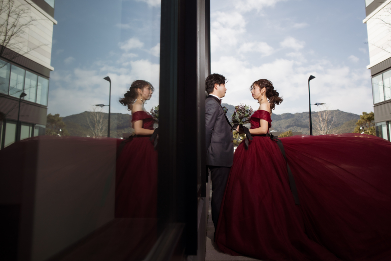 ガラスに映る、ふたりの特別な瞬間