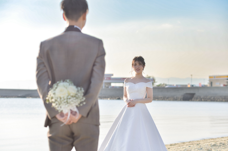 海辺に咲く純白の笑顔