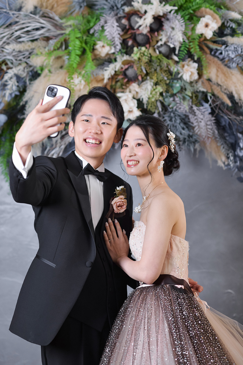 スマホ越しの笑顔