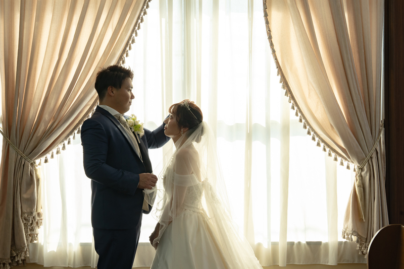 光に包まれた誓いの瞬間