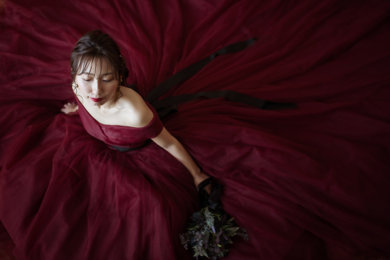 深紅に広がる、華やかな一枚