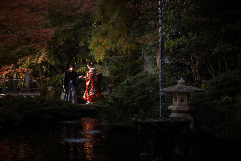 庭園に映える、色打掛の美しさ。