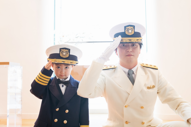 ふたりで決める、特別な敬礼ショット