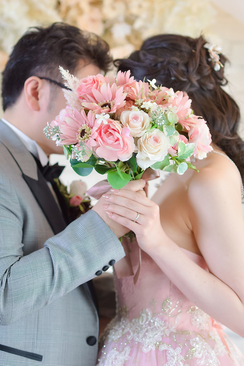 花束の向こうに誓う愛