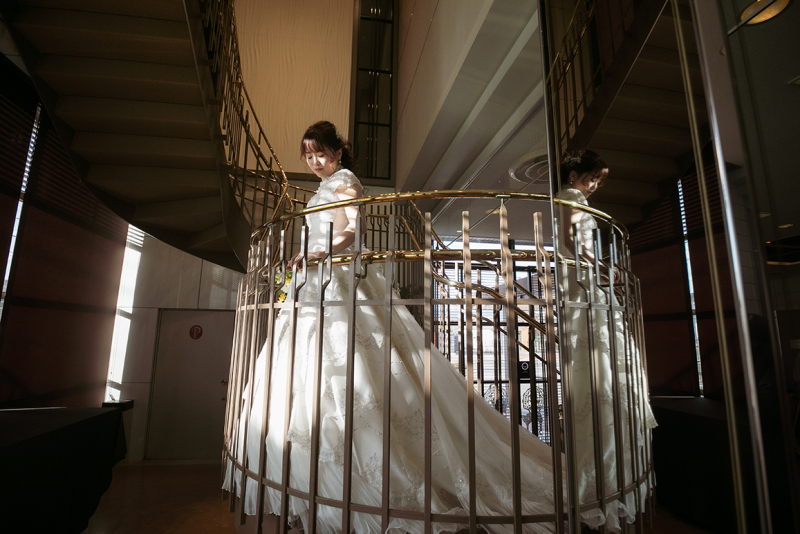 光と影のブライダルシーン